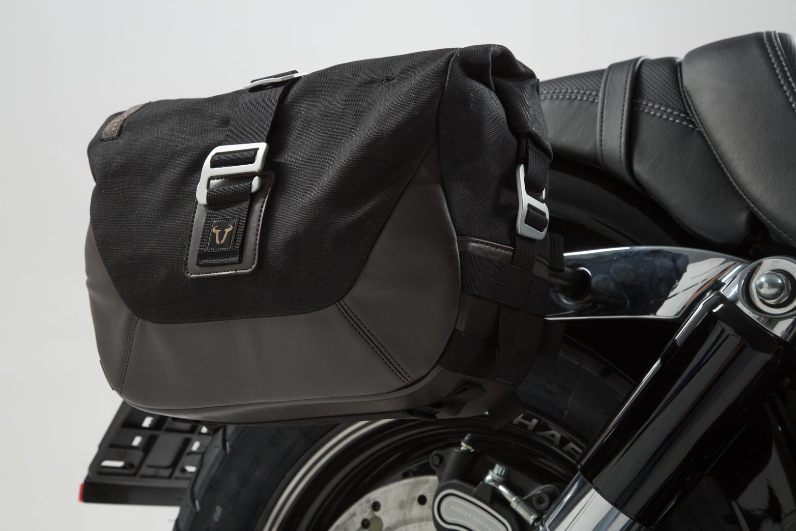 Legend Gear Side Bag System LC Harley-Davidson Dyna Fat Bob (08-) Black Edition