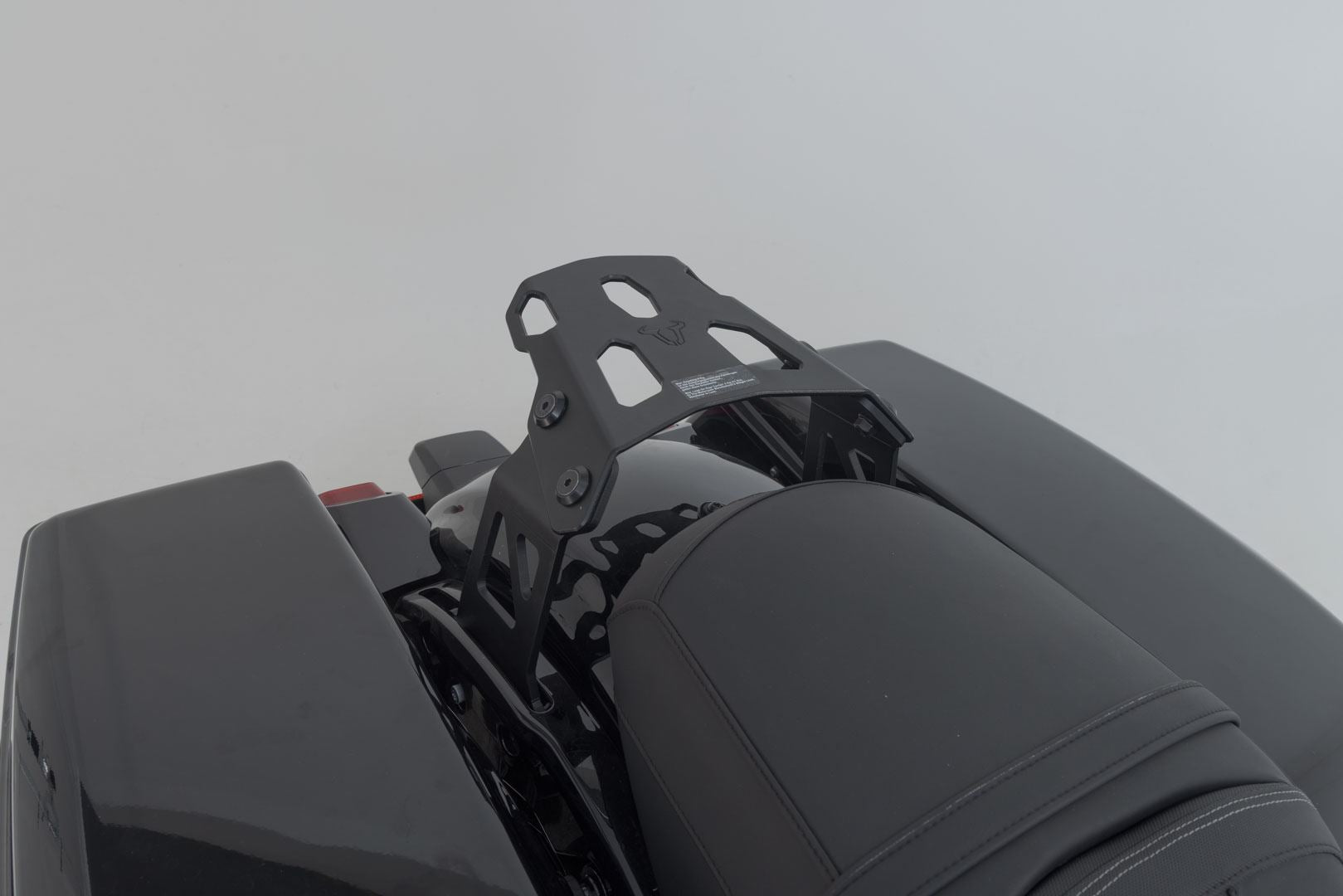 STREET-RACK Black. Harley-Davidson Road Glide (24-).