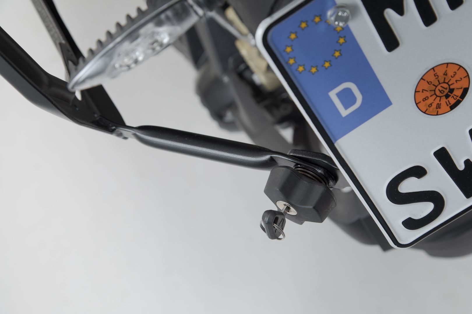 Anti-theft protection for PRO carrier QUICK-LOCK function. 2 matching locks, 2 keys.