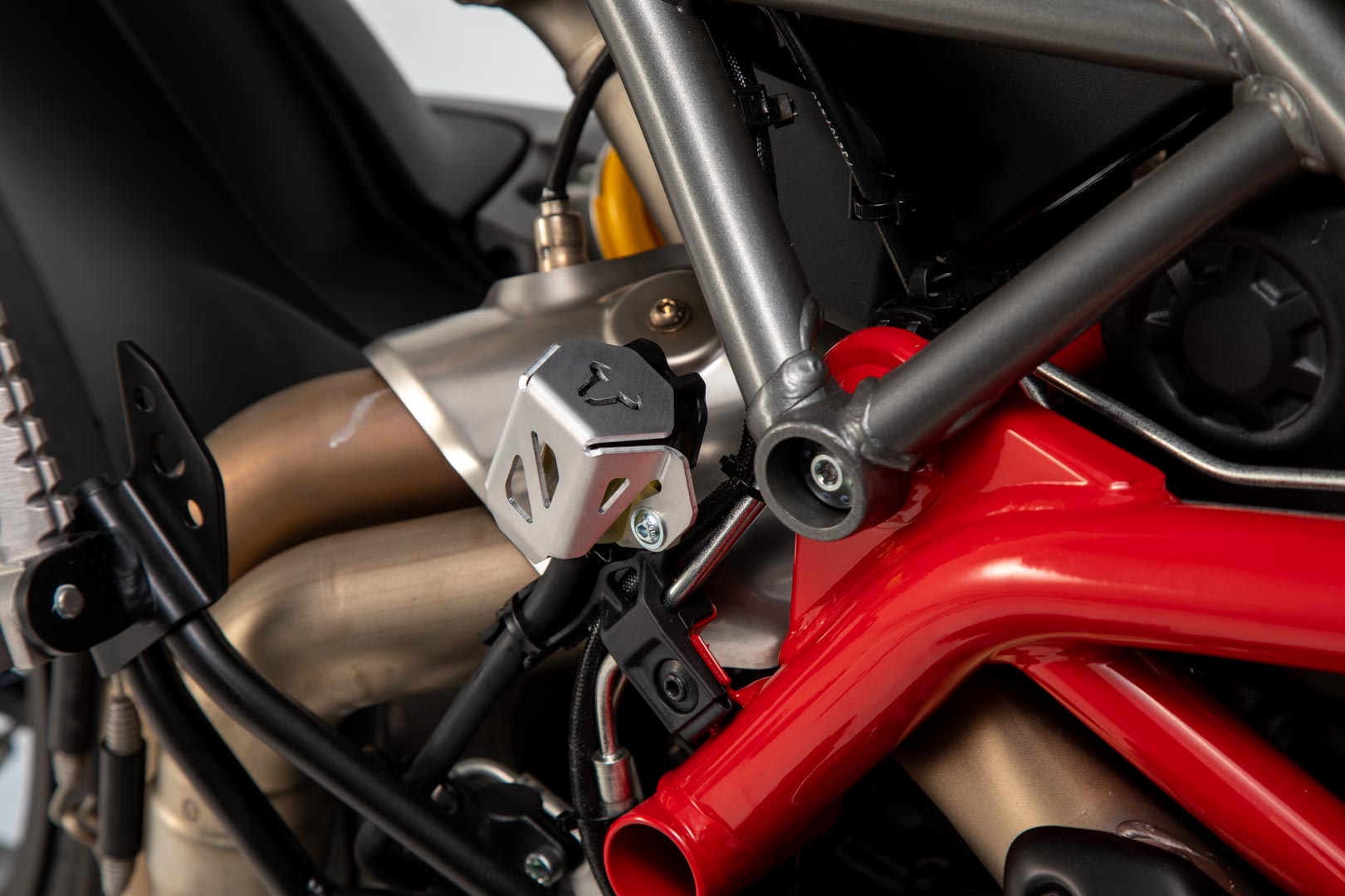 Brake reservoir guard Ducati Hypermotard/Hyperstrada 821/939/950,Super Duke GT