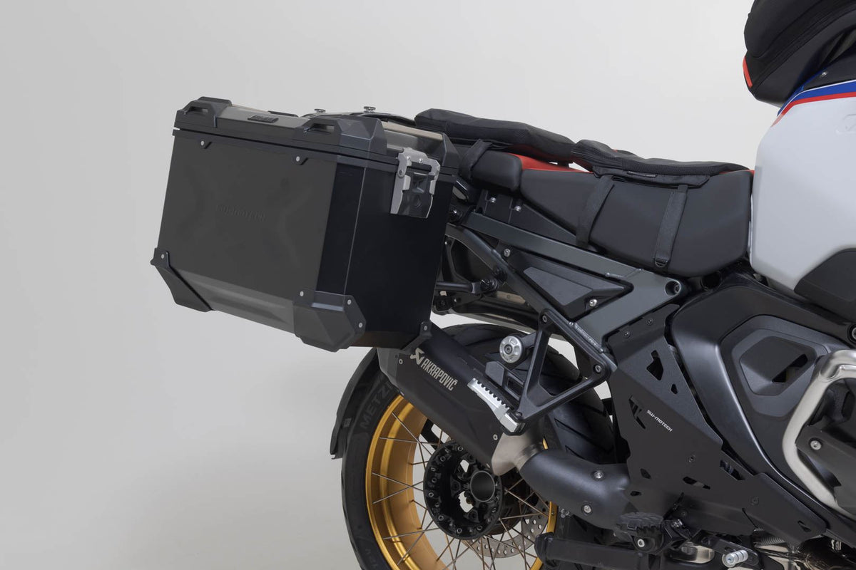 TRAX ADV aluminium case system + Akrapovic Black. 45/45 l. BMW R 1300 GS Adv. (24-).