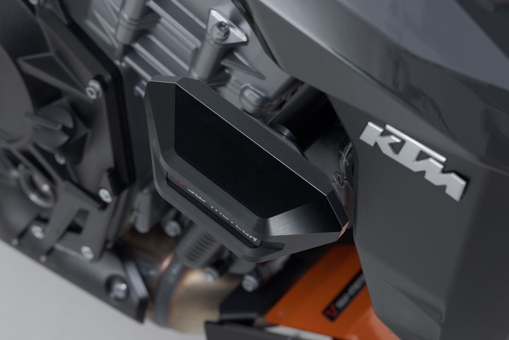 Frame slider kit Black. KTM 990 Duke (23-).