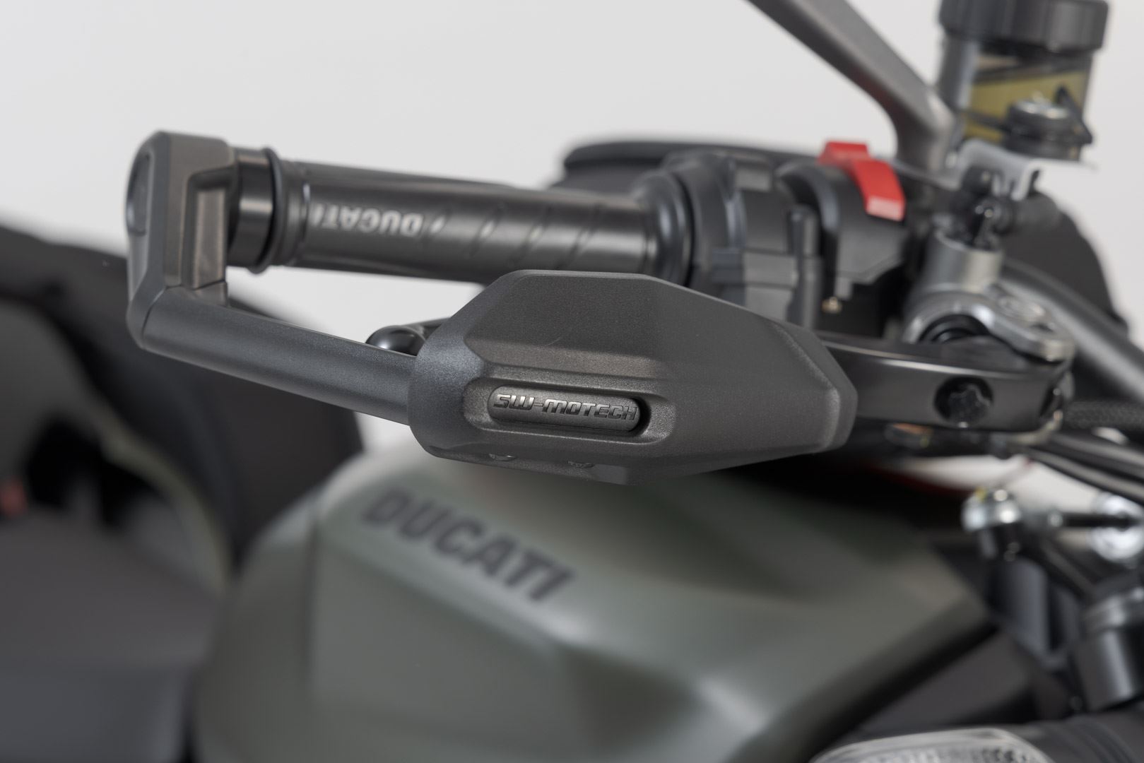 Lever guards with wind protection Black. Ducati Streetfighter V2 Triumph Daytona.