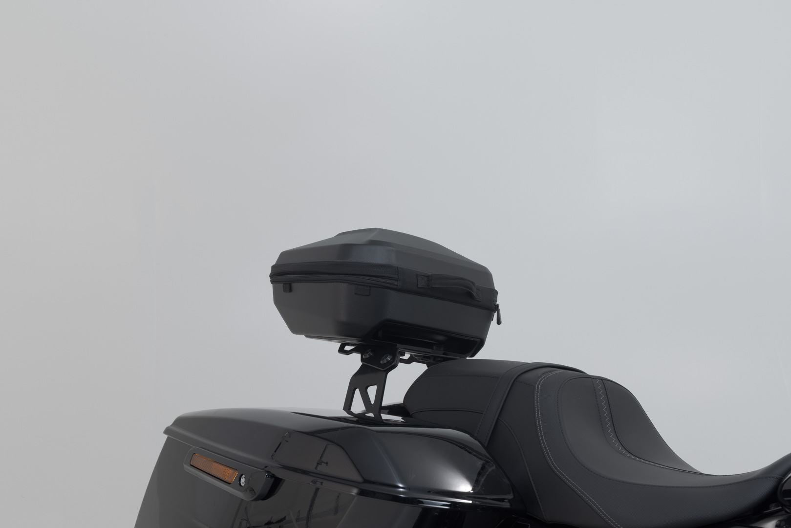 STREET-RACK Black. Harley-Davidson Road Glide (24-).
