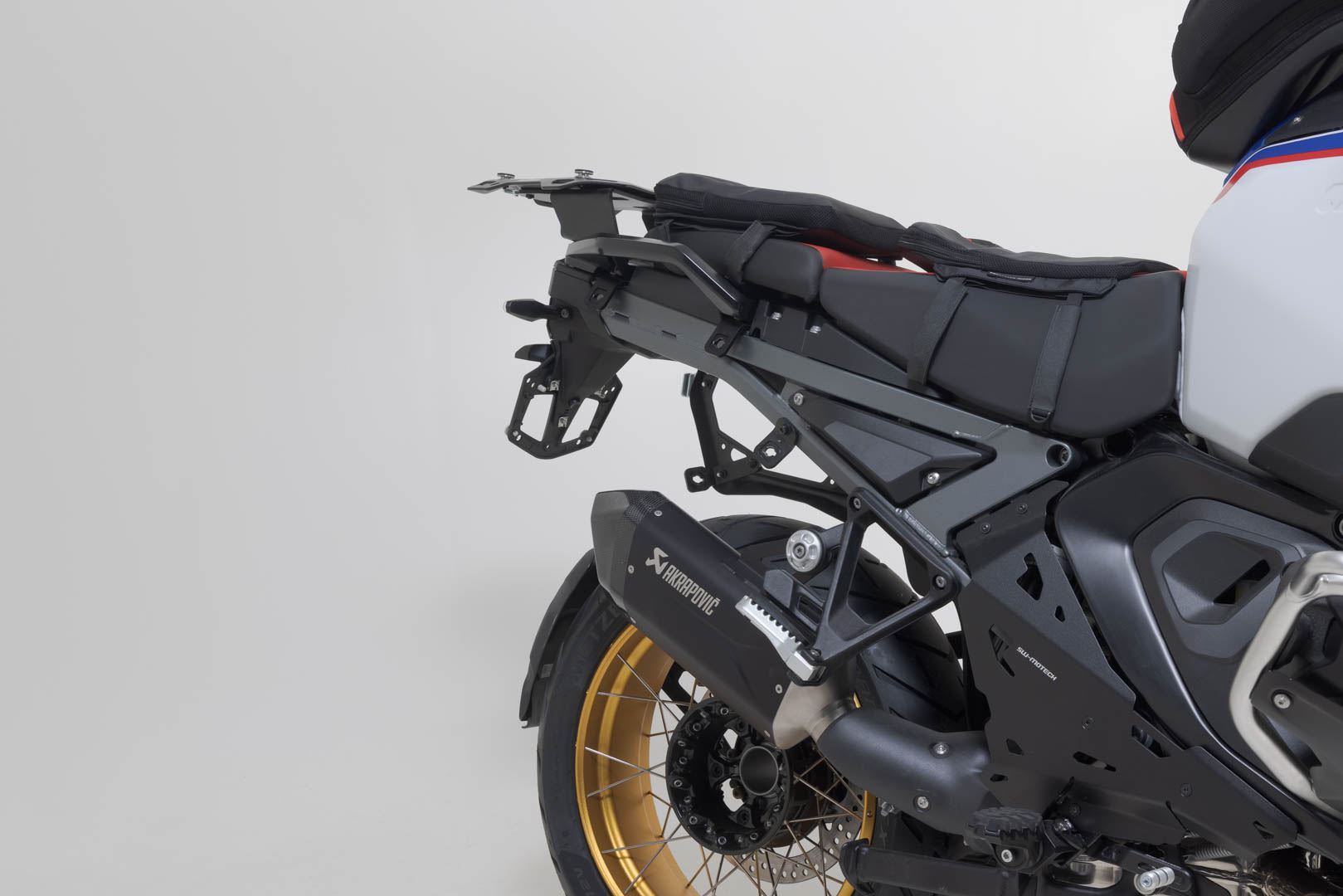 TRAX ADV aluminium case system + Akrapovic Silver. 45/45 l. BMW R 1300 GS Adv. (24-).