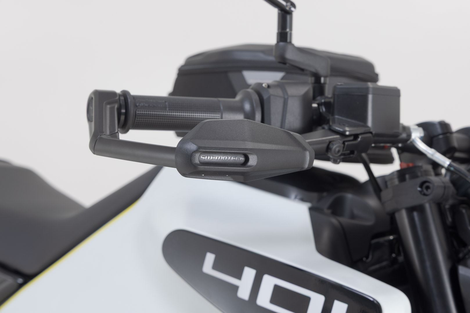 Lever guards with wind protection Black. Husqvarna Svartpilen/Vitpilen 401 (23-).