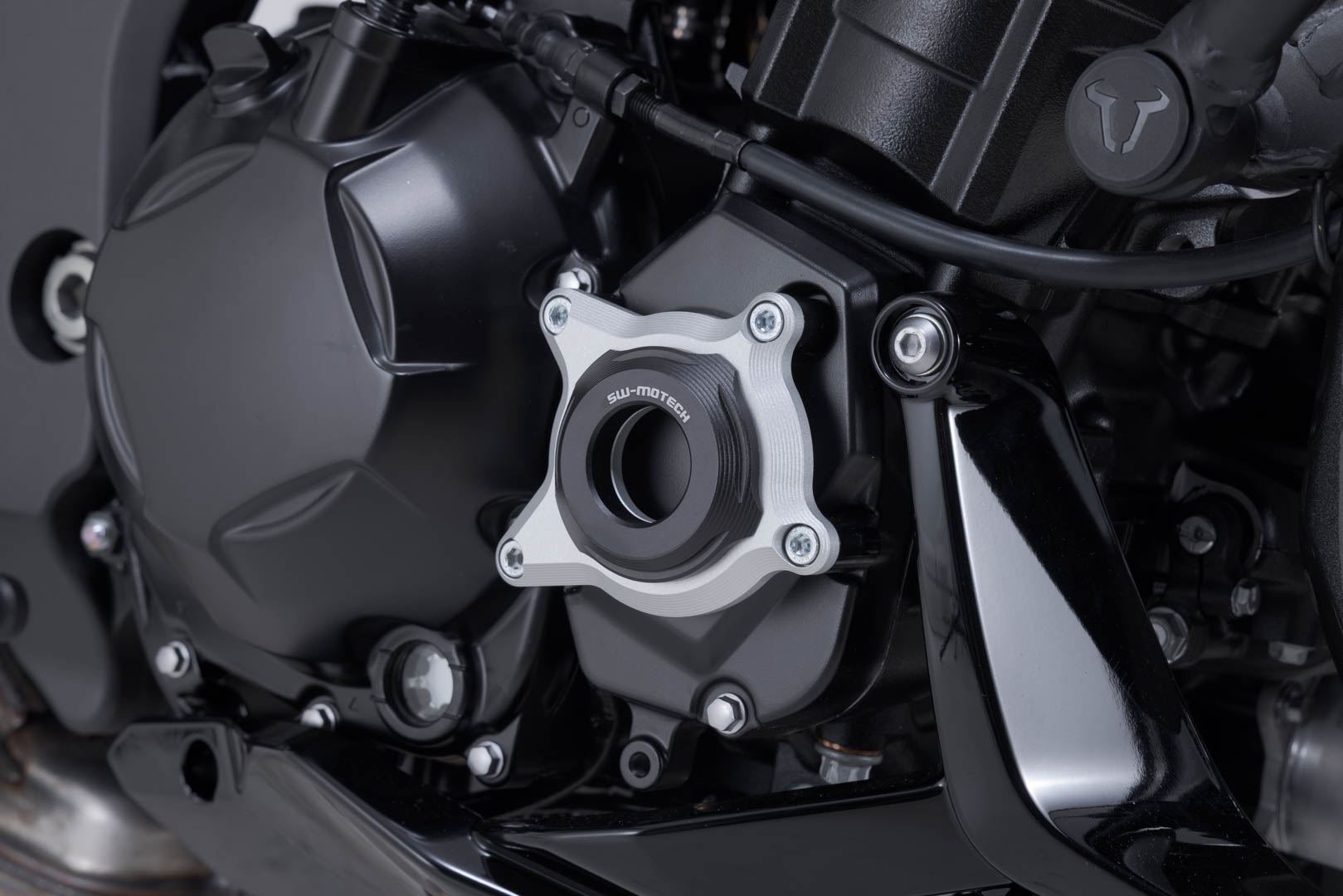 Engine case protector Black/Silver. Kawasaki Z1100 (25-).