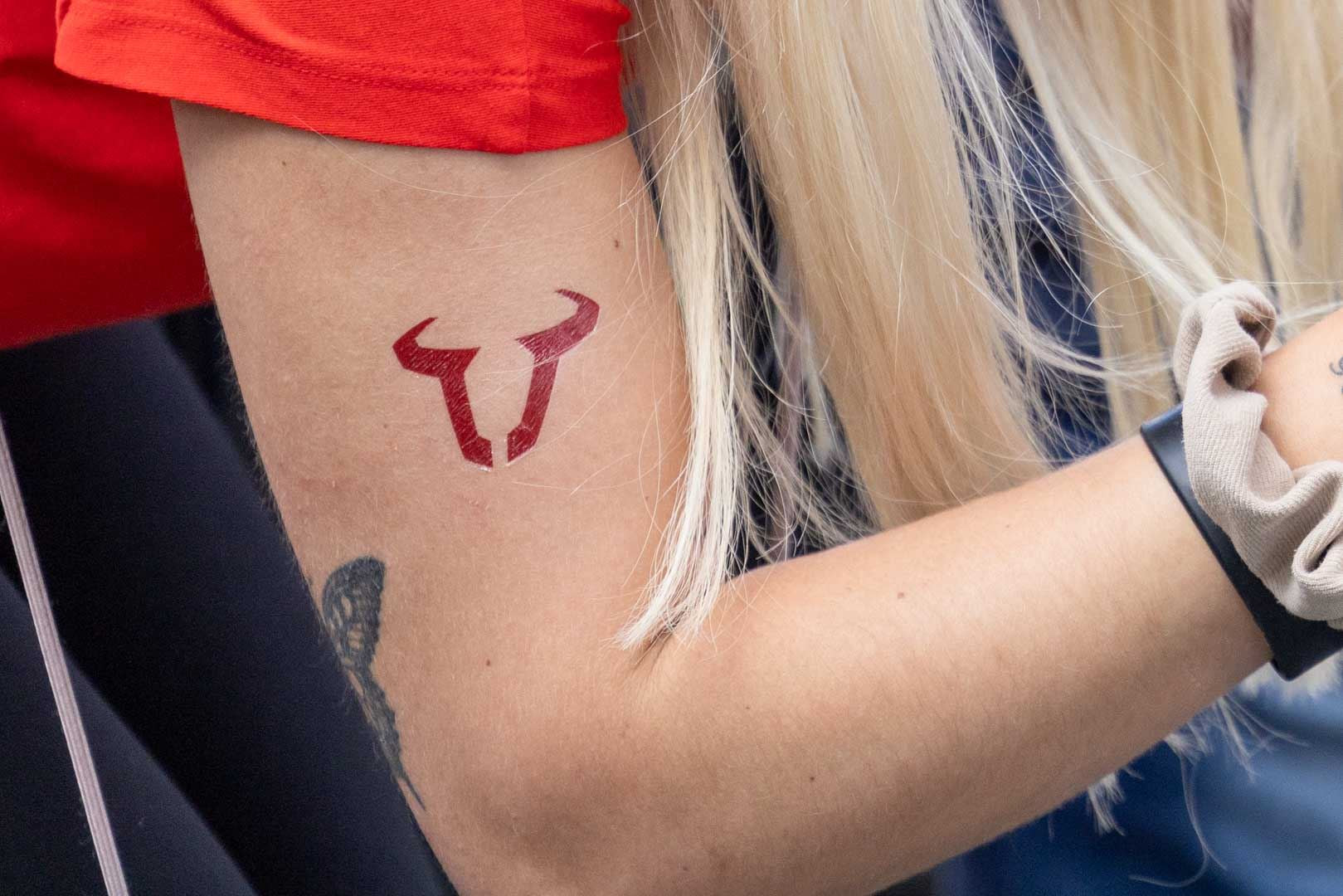 SW-MOTECH tattoo bull 60x60mm. 10 pack. Temporary tattoo. Red.