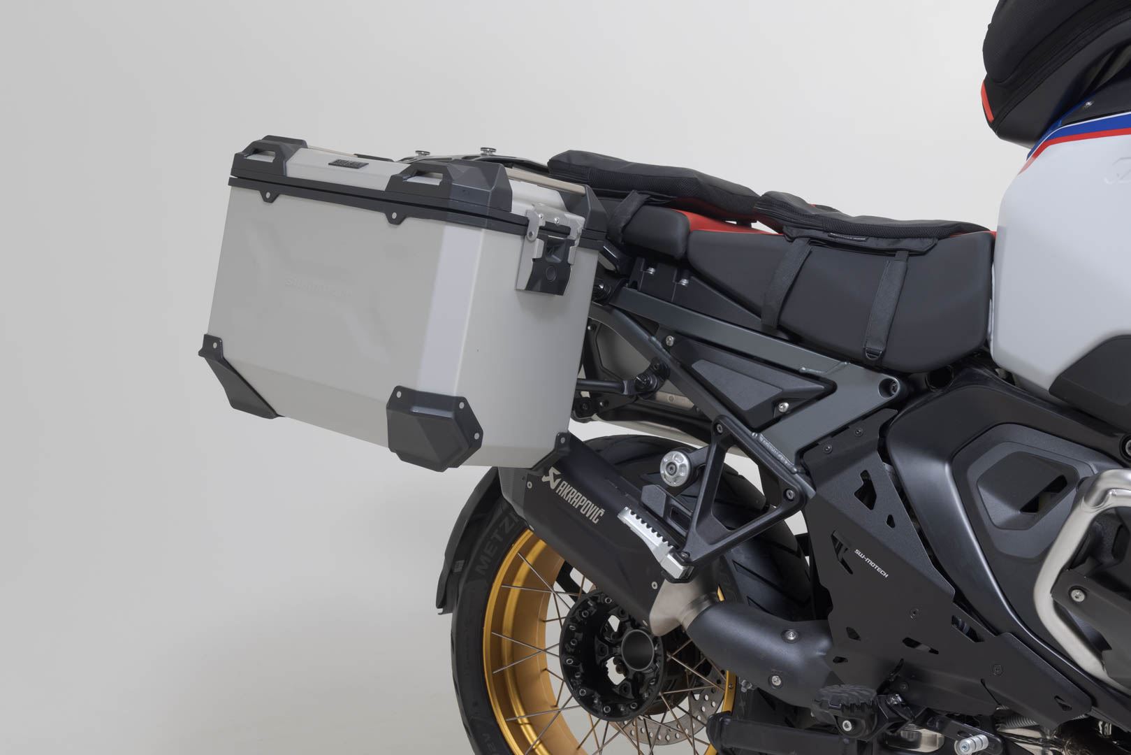 TRAX ADV aluminium case system + Akrapovic Silver. 45/45 l. BMW R 1300 GS Adv. (24-).