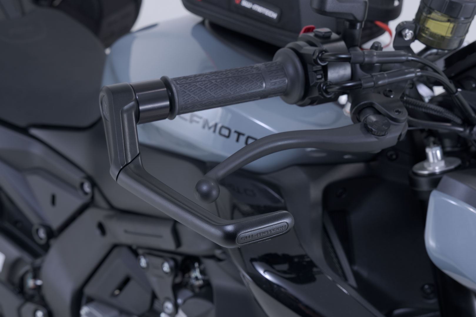 Lever guards Black. CFMoto 675NK (25-).