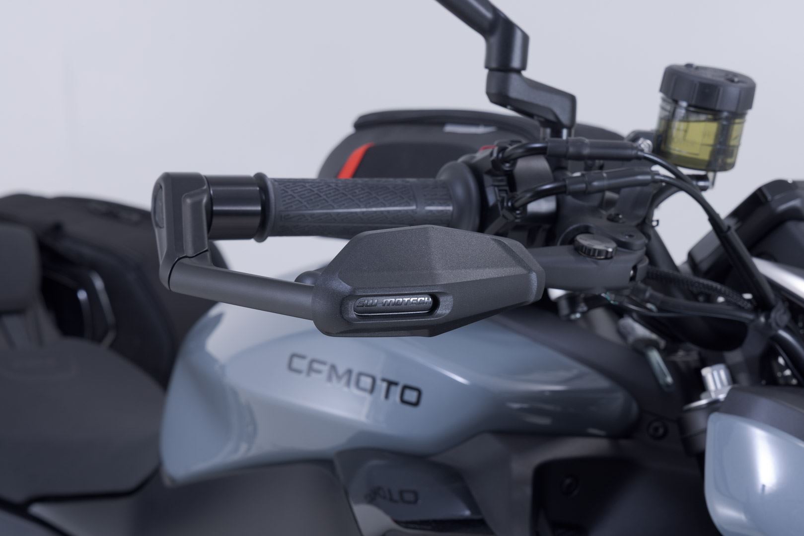 Lever guards with wind protection Black. CFMoto 675NK (25-).