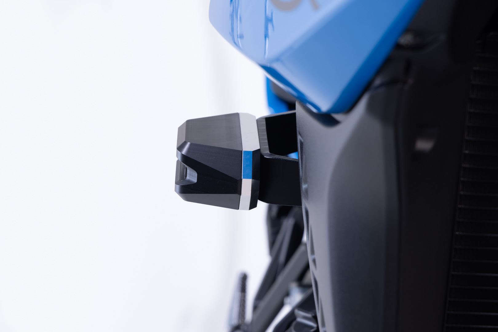 Frame slider kit\tBlack. Suzuki GSX-8S (22-).