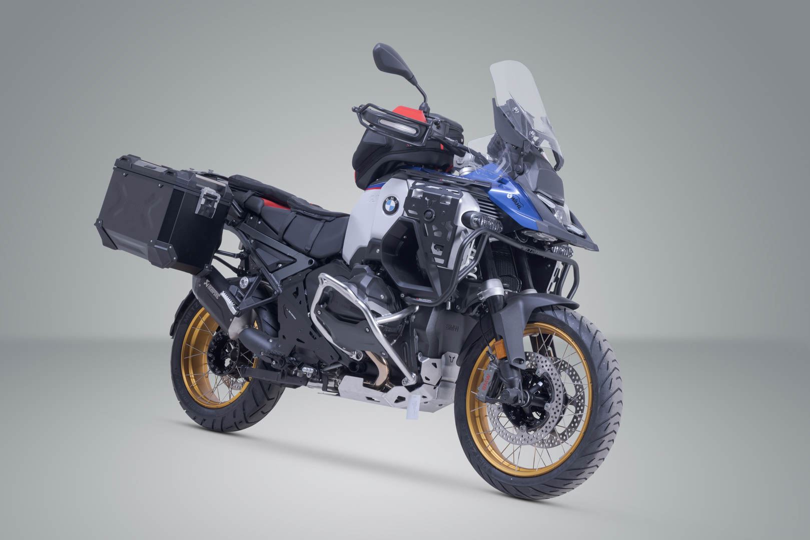 TRAX ADV aluminium case system + Akrapovic Black. 45/45 l. BMW R 1300 GS Adv. (24-).