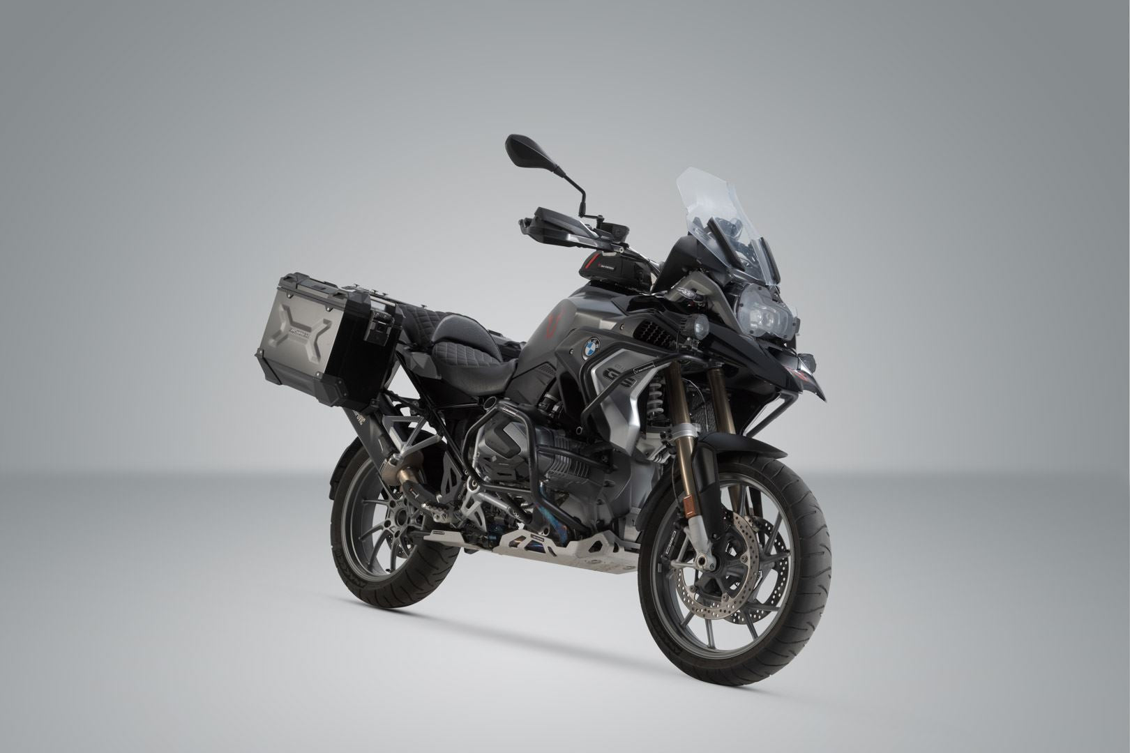 TRAX ADV aluminum case system + Akrapovic Black. 45/37 l. BMW R 1250 GS/Adv/Rallye (18-).