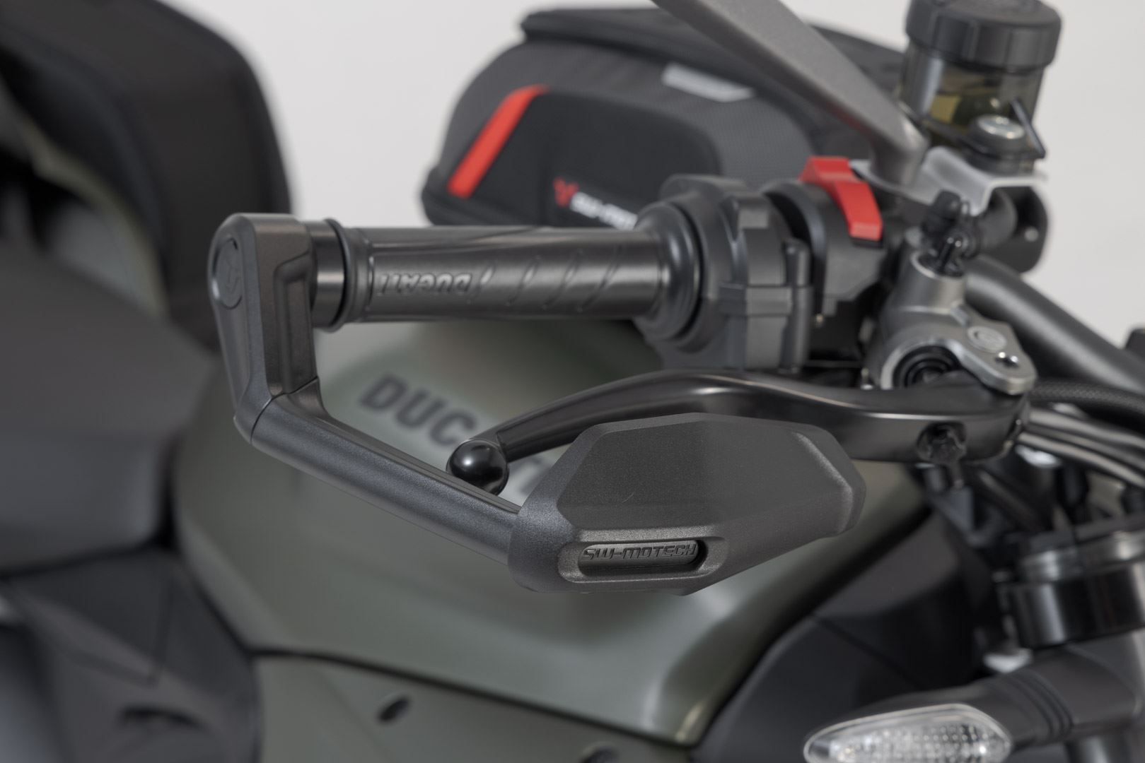 Lever guards with wind protection Black. Ducati Streetfighter V2 Triumph Daytona.