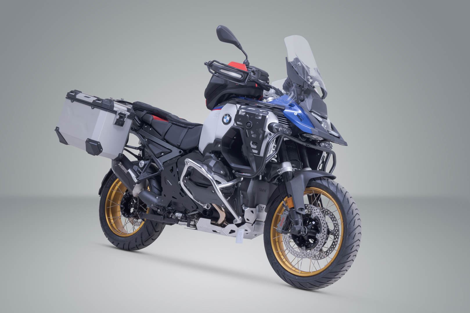 TRAX ADV aluminium case system + Akrapovic Silver. 45/45 l. BMW R 1300 GS Adv. (24-).