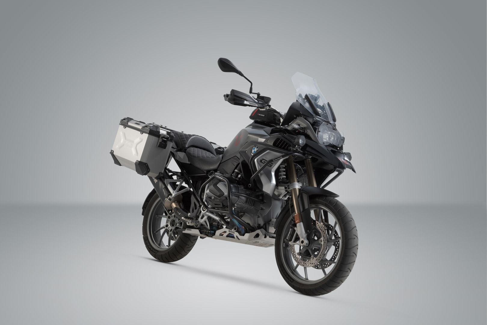 TRAX ADV aluminum case system + Akrapovic Silver. 45/37 l. BMW R 1250 GS/Adv/Rallye (18-).