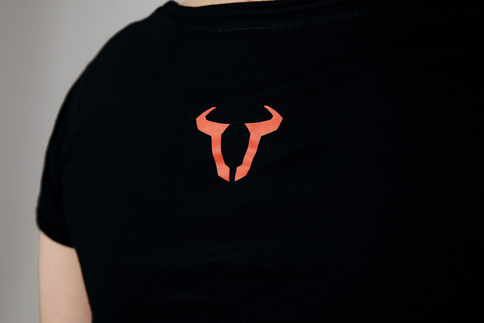 T-Shirt Core Line. Black. Women. Size L.
