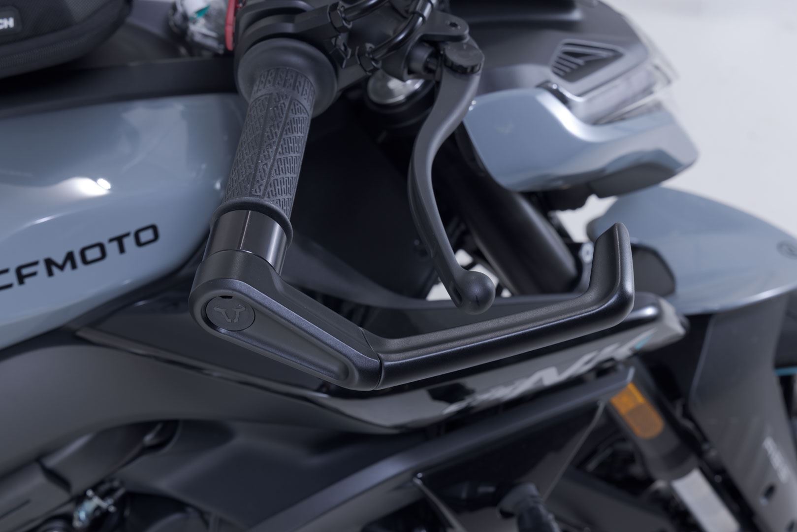 Lever guards Black. CFMoto 675NK (25-).