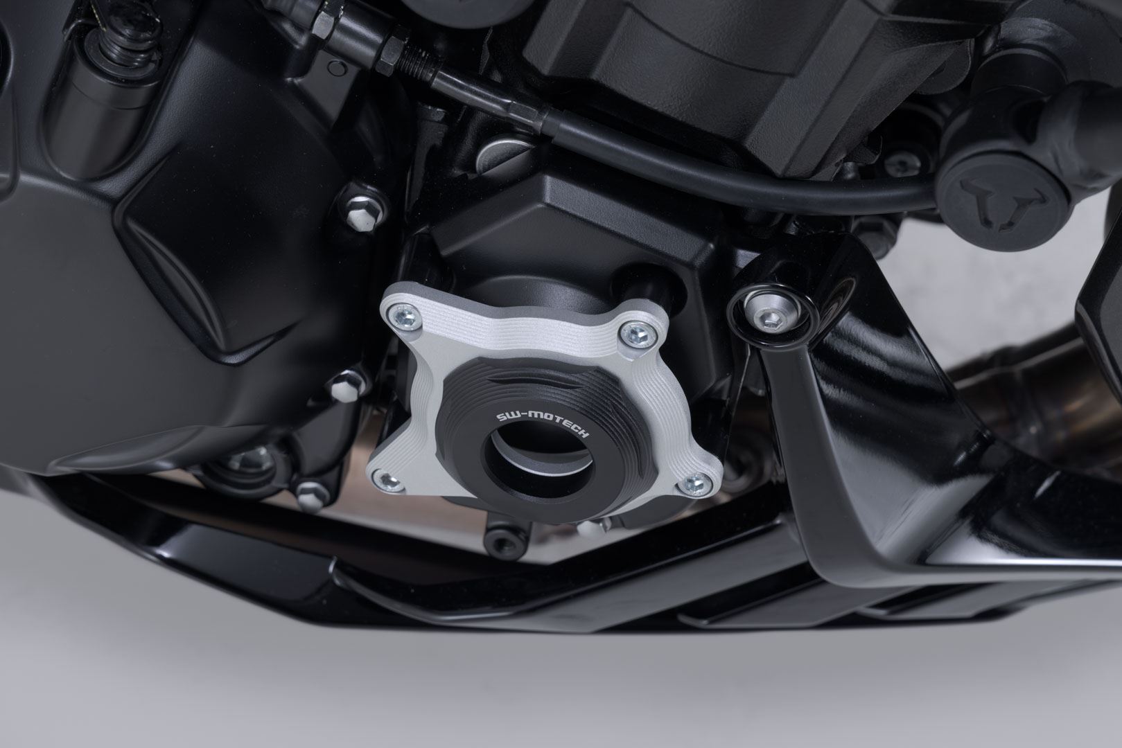 Engine case protector Black/Silver. Kawasaki Z1100 (25-).
