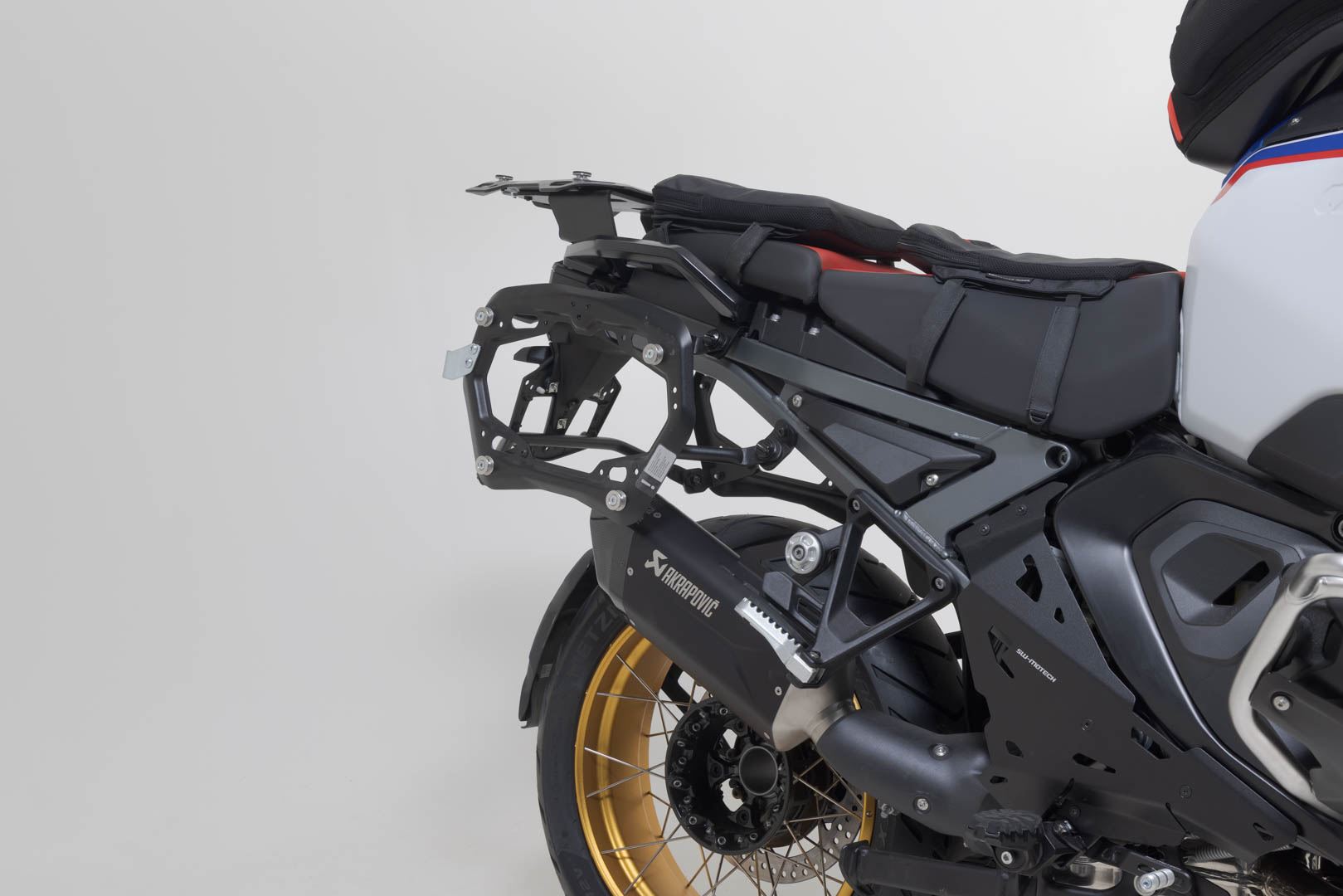 TRAX ADV aluminium case system + Akrapovic Silver. 45/45 l. BMW R 1300 GS Adv. (24-).
