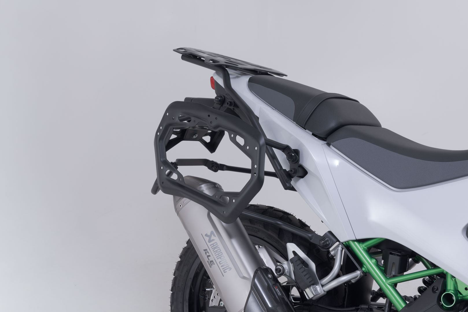 TRAX ADV aluminum case system + Akrapovic Black. 45/37 l. Kawasaki KLE500/KLE500 SE (26-).