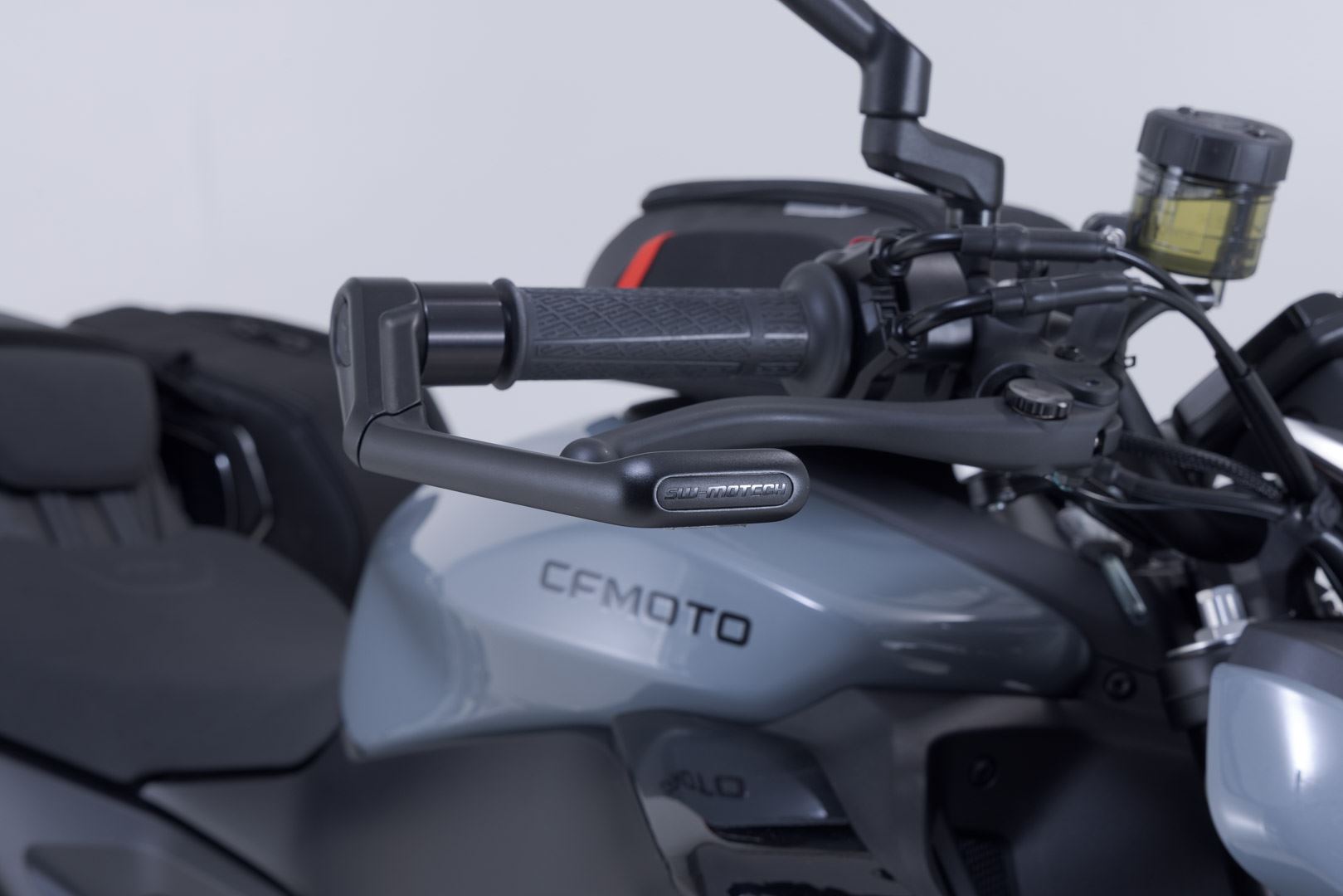 Lever guards Black. CFMoto 675NK (25-).